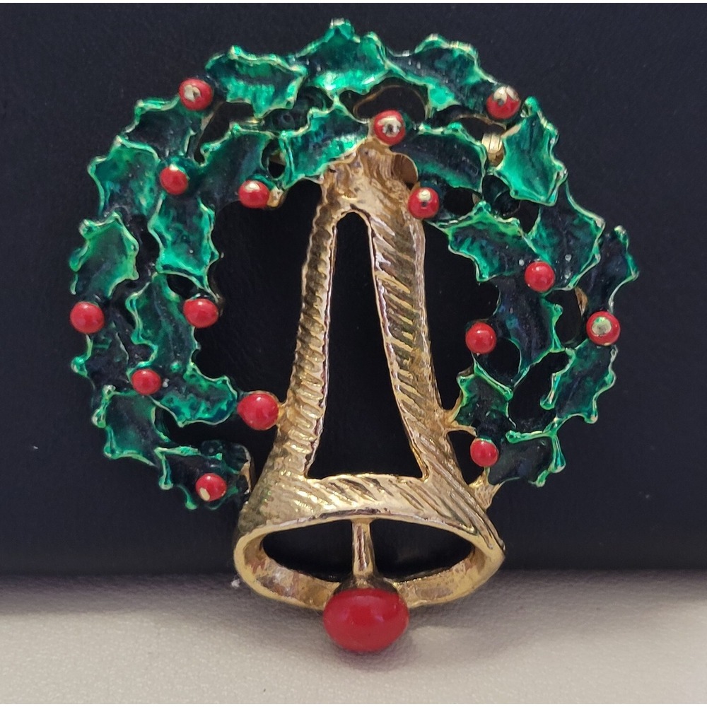 Vintage Mid Century Gold Tone Red Green‎ Enamel Christmas Wreath Bell Brooch Pin
